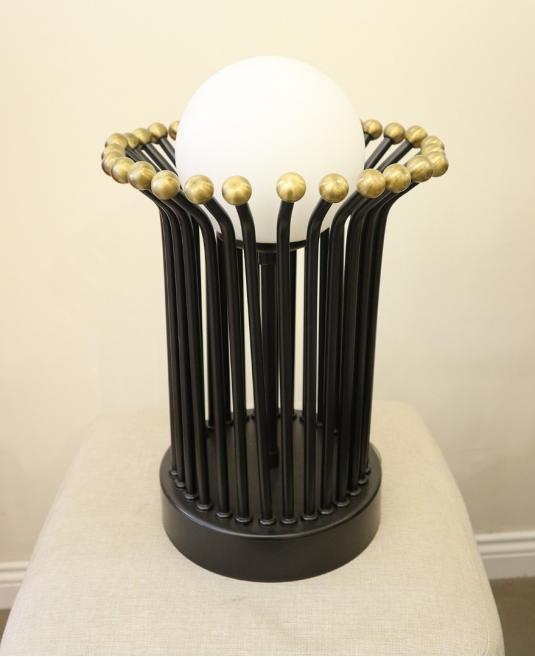 Siyah Metal Çubuklu ve Pirinç Detaylı Modern Küre Lamba